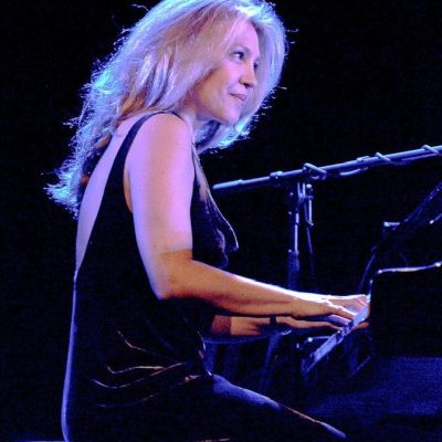 https://www.ritmosom.com/eliane-elias-pianista-compositora-e-cantora-brasileira/