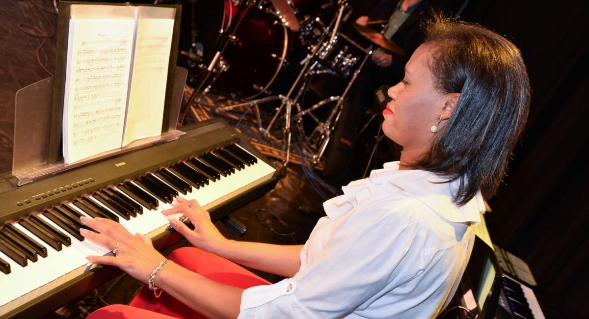 Piano 1 Professora Larissa Diniz Aulas de Piano e Teclado Curitiba Ritmo e Som 0366 e1465223966643